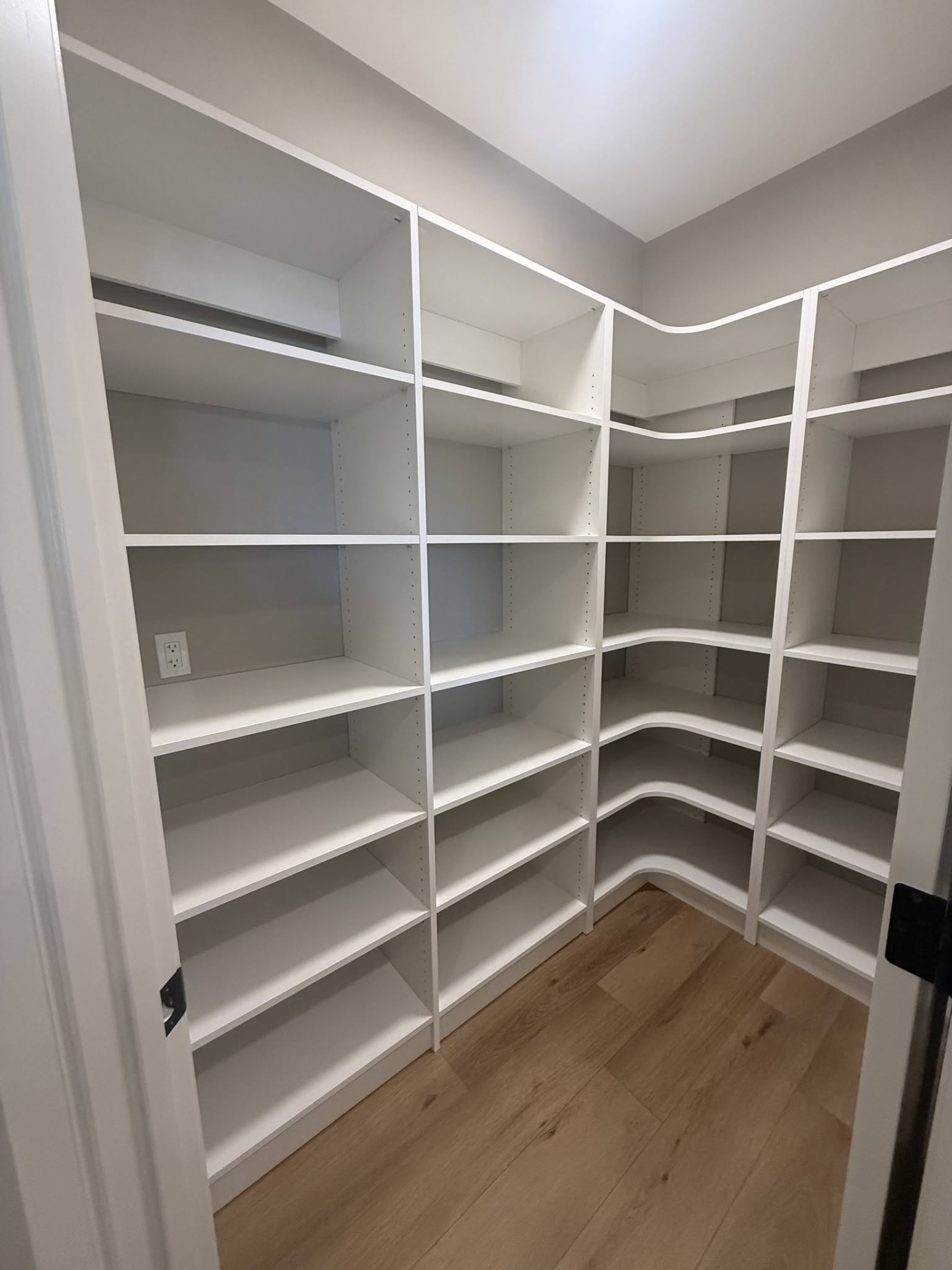 Corner pantry shelving
