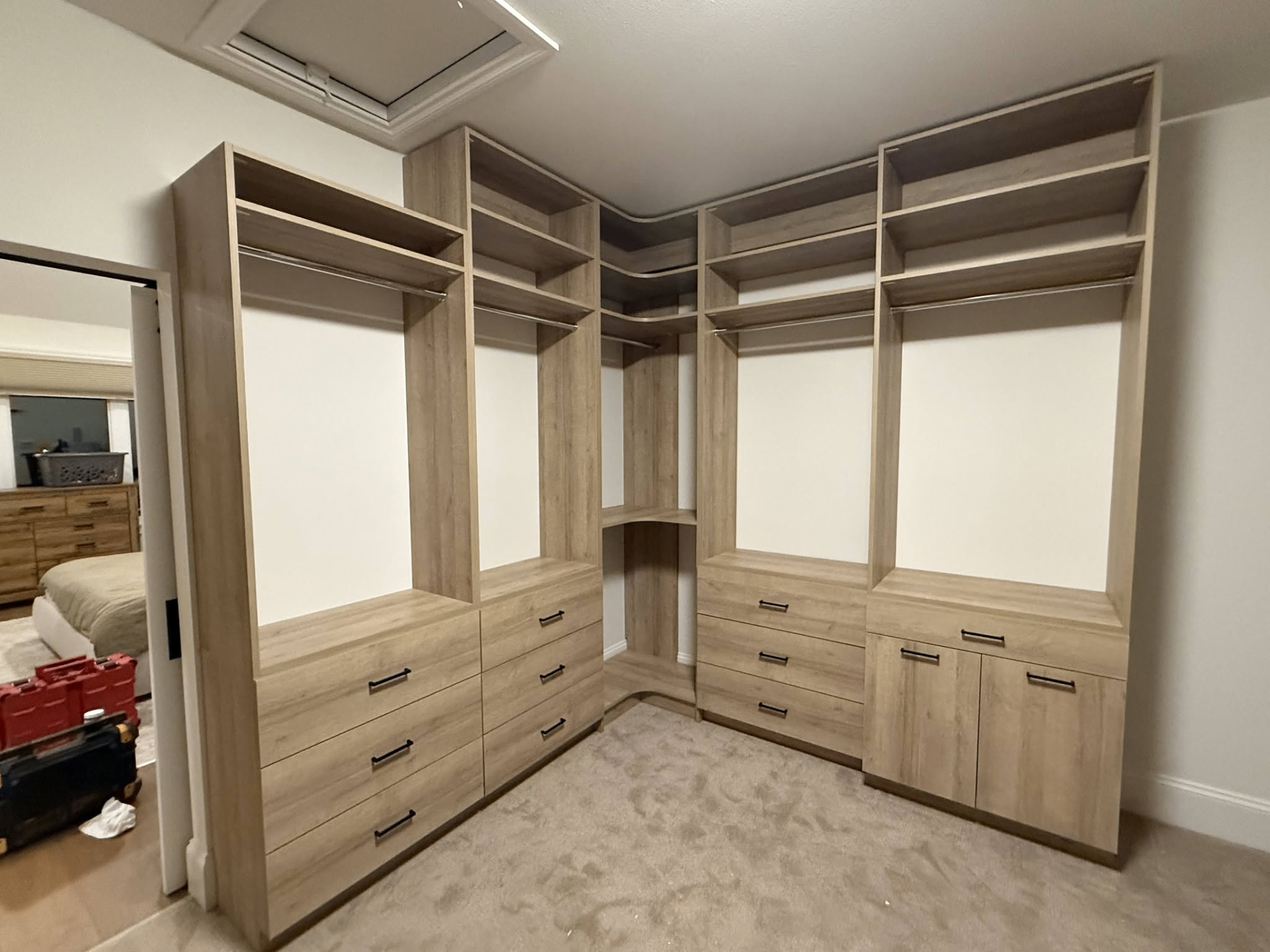 Walk-in corner, light wood